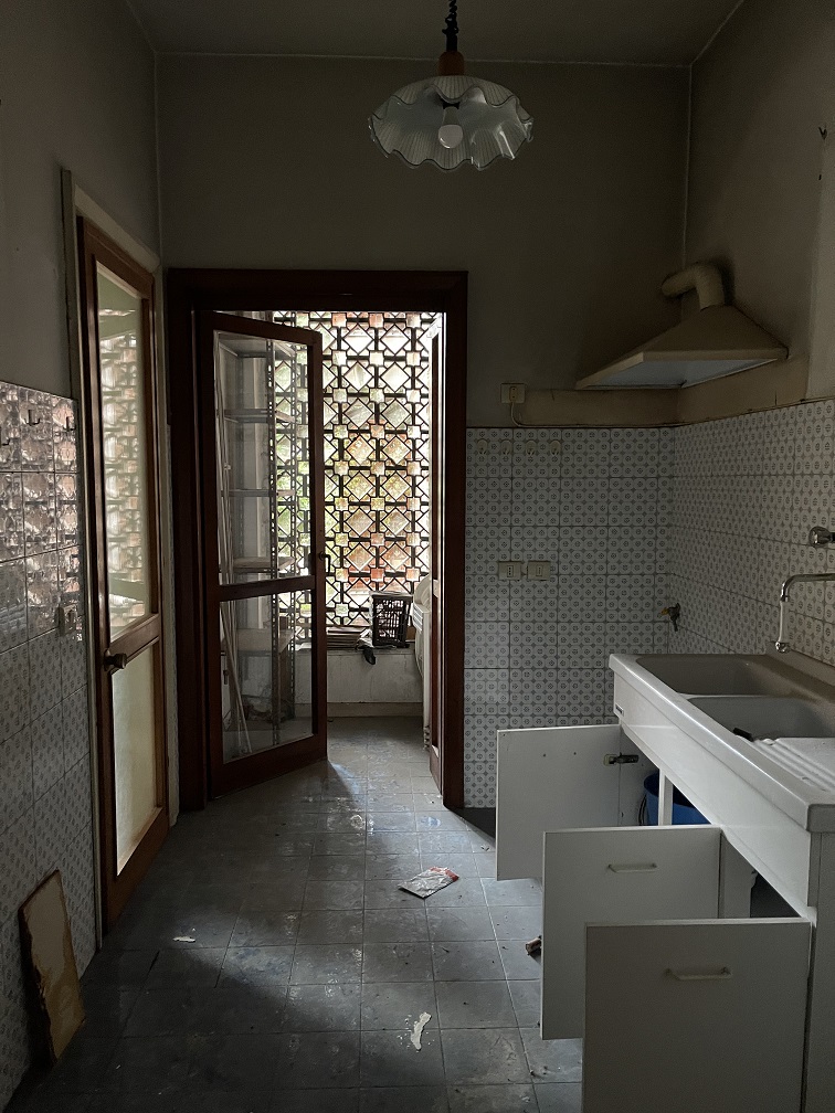 APPARTAMENTO INT.16a DI 6,5 VANI CON ASCENSORE + BALCONE. Dati catastali [N.C.E.U.]: cat.A/2, fg. 457, part. 2191, sub. 5. Sup cat. 117. Piena proprietà lotto libero.