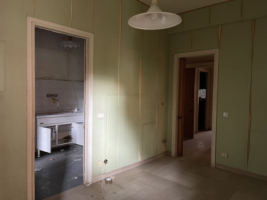 APPARTAMENTO INT.16a DI 6,5 VANI CON ASCENSORE + BALCONE. Dati catastali [N.C.E.U.]: cat.A/2, fg. 457, part. 2191, sub. 5. Sup cat. 117. Piena proprietà lotto libero.