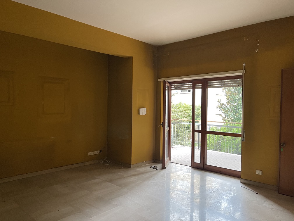 APPARTAMENTO INT.16a DI 6,5 VANI CON ASCENSORE + BALCONE. Dati catastali [N.C.E.U.]: cat.A/2, fg. 457, part. 2191, sub. 5. Sup cat. 117. Piena proprietà lotto libero.
