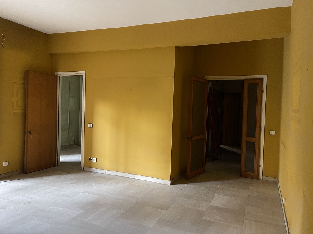 APPARTAMENTO INT.16a DI 6,5 VANI CON ASCENSORE + BALCONE. Dati catastali [N.C.E.U.]: cat.A/2, fg. 457, part. 2191, sub. 5. Sup cat. 117. Piena proprietà lotto libero.