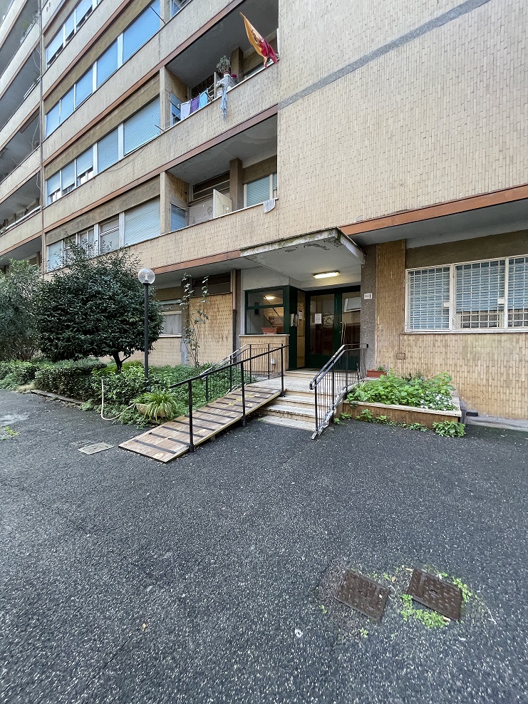 APPARTAMENTO INT.4 DI 3 VANI CON ASCENSORE + BALCONE. Dati catastali [N.C.E.U.]: cat.A/3, fg. 839, part. 13, sub. 4. Sup cat. 55. Piena proprietà lotto libero.