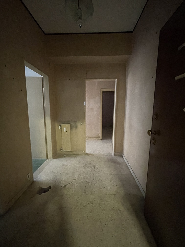 APPARTAMENTO INT.4 DI 3 VANI CON ASCENSORE + BALCONE. Dati catastali [N.C.E.U.]: cat.A/3, fg. 839, part. 13, sub. 4. Sup cat. 55. Piena proprietà lotto libero.