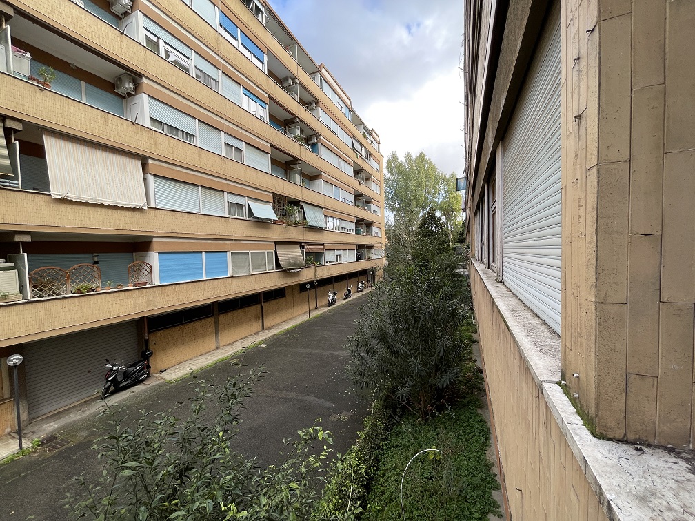 APPARTAMENTO INT.4 DI 3 VANI CON ASCENSORE + BALCONE. Dati catastali [N.C.E.U.]: cat.A/3, fg. 839, part. 13, sub. 4. Sup cat. 55. Piena proprietà lotto libero.
