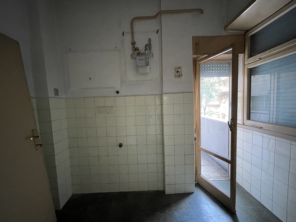 APPARTAMENTO INT.4 DI 3 VANI CON ASCENSORE + BALCONE. Dati catastali [N.C.E.U.]: cat.A/3, fg. 839, part. 13, sub. 4. Sup cat. 55. Piena proprietà lotto libero.
