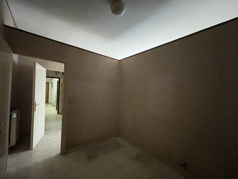 APPARTAMENTO INT.4 DI 3 VANI CON ASCENSORE + BALCONE. Dati catastali [N.C.E.U.]: cat.A/3, fg. 839, part. 13, sub. 4. Sup cat. 55. Piena proprietà lotto libero.