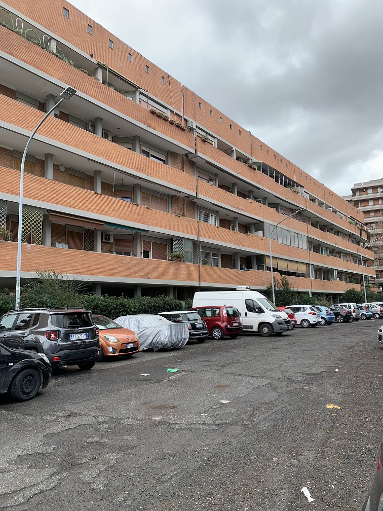 APPARTAMENTO INT.7 DI  8 VANI CON ASCENSORE + BALCONE
SOFFITTA. Dati catastali [N.C.E.U.]: cat.A/2, fg. 858, part. 152, sub. 7. Sup cat. 148. Piena proprietà lotto libero.