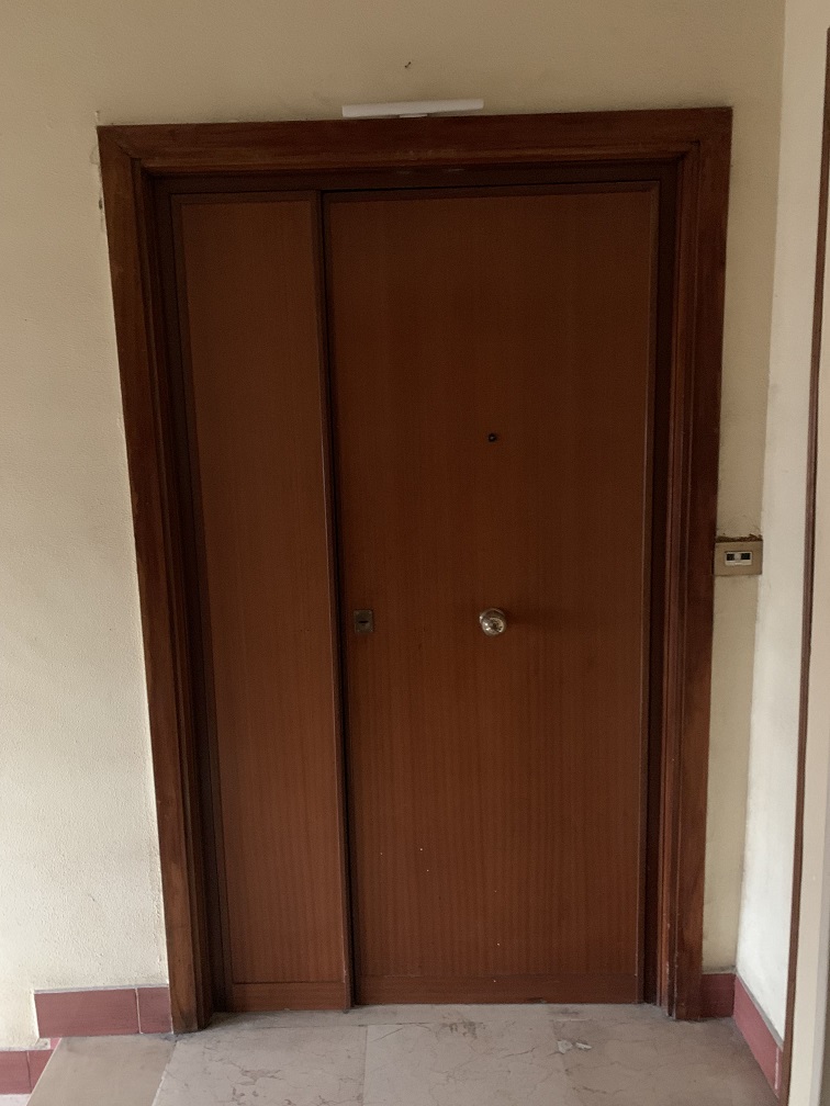 APPARTAMENTO INT.7 DI  8 VANI CON ASCENSORE + BALCONE
SOFFITTA. Dati catastali [N.C.E.U.]: cat.A/2, fg. 858, part. 152, sub. 7. Sup cat. 148. Piena proprietà lotto libero.