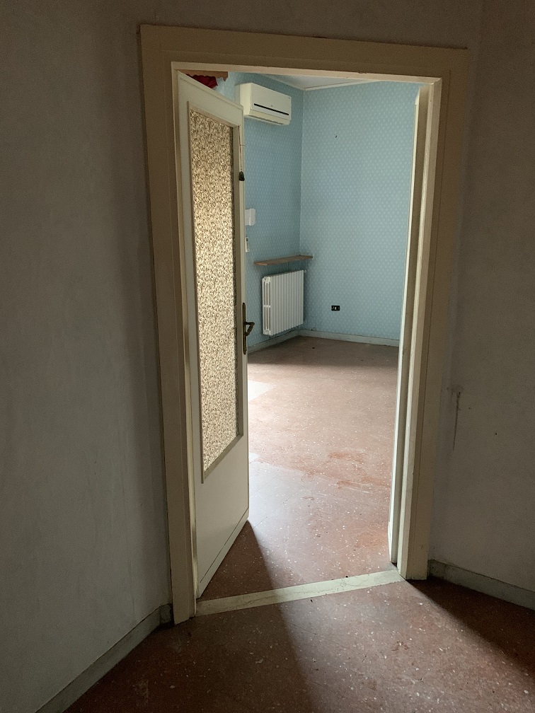 APPARTAMENTO INT.7 DI  8 VANI CON ASCENSORE + BALCONE
SOFFITTA. Dati catastali [N.C.E.U.]: cat.A/2, fg. 858, part. 152, sub. 7. Sup cat. 148. Piena proprietà lotto libero.