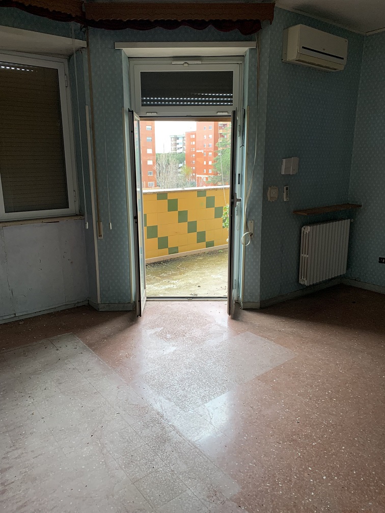 APPARTAMENTO INT.7 DI  8 VANI CON ASCENSORE + BALCONE
SOFFITTA. Dati catastali [N.C.E.U.]: cat.A/2, fg. 858, part. 152, sub. 7. Sup cat. 148. Piena proprietà lotto libero.