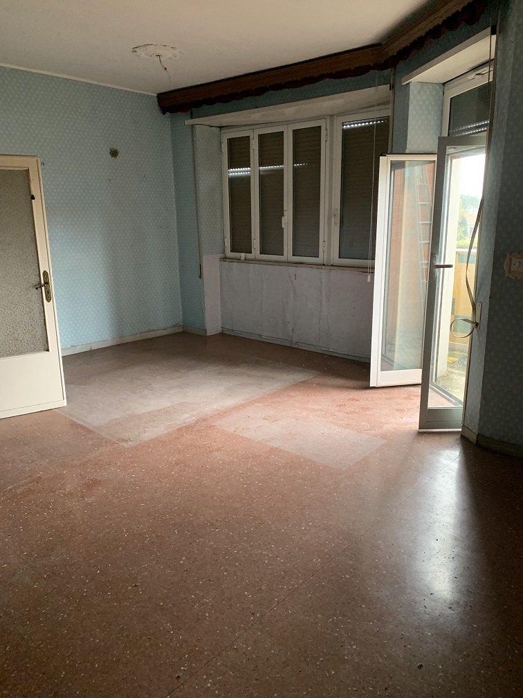APPARTAMENTO INT.7 DI  8 VANI CON ASCENSORE + BALCONE
SOFFITTA. Dati catastali [N.C.E.U.]: cat.A/2, fg. 858, part. 152, sub. 7. Sup cat. 148. Piena proprietà lotto libero.