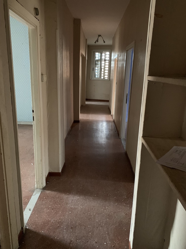 APPARTAMENTO INT.7 DI  8 VANI CON ASCENSORE + BALCONE
SOFFITTA. Dati catastali [N.C.E.U.]: cat.A/2, fg. 858, part. 152, sub. 7. Sup cat. 148. Piena proprietà lotto libero.