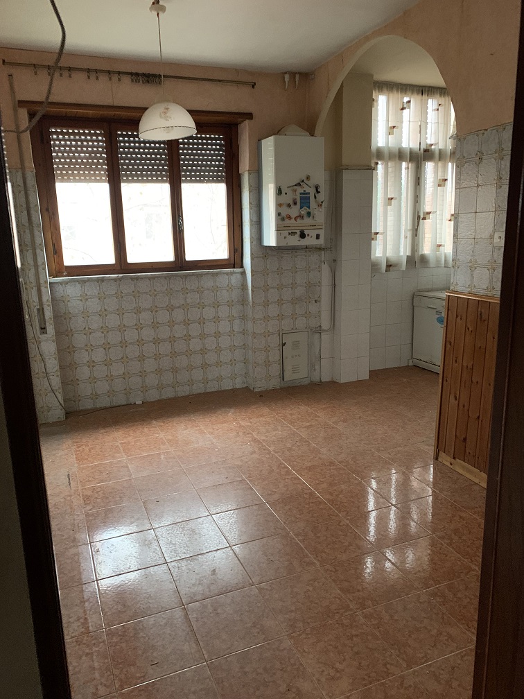 APPARTAMENTO INT.7 DI  8 VANI CON ASCENSORE + BALCONE
SOFFITTA. Dati catastali [N.C.E.U.]: cat.A/2, fg. 858, part. 152, sub. 7. Sup cat. 148. Piena proprietà lotto libero.