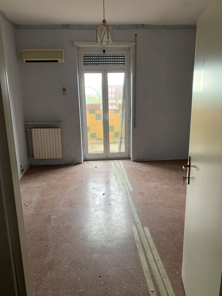 APPARTAMENTO INT.7 DI  8 VANI CON ASCENSORE + BALCONE
SOFFITTA. Dati catastali [N.C.E.U.]: cat.A/2, fg. 858, part. 152, sub. 7. Sup cat. 148. Piena proprietà lotto libero.