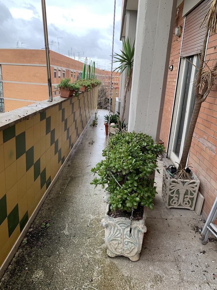APPARTAMENTO INT.7 DI  8 VANI CON ASCENSORE + BALCONE
SOFFITTA. Dati catastali [N.C.E.U.]: cat.A/2, fg. 858, part. 152, sub. 7. Sup cat. 148. Piena proprietà lotto libero.