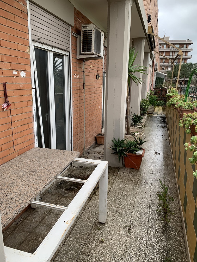 APPARTAMENTO INT.7 DI  8 VANI CON ASCENSORE + BALCONE
SOFFITTA. Dati catastali [N.C.E.U.]: cat.A/2, fg. 858, part. 152, sub. 7. Sup cat. 148. Piena proprietà lotto libero.