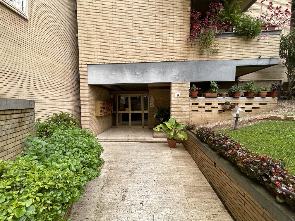 APPARTAMENTO INT.20 DI  4,5 VANI CON ASCENSORE + BALCONE. Dati catastali [N.C.E.U.]: cat.A/2, fg. 457, part. 1506, sub. 6. Sup cat. 68. Piena proprietà lotto libero.