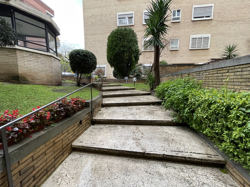 APPARTAMENTO INT.20 DI  4,5 VANI CON ASCENSORE + BALCONE. Dati catastali [N.C.E.U.]: cat.A/2, fg. 457, part. 1506, sub. 6. Sup cat. 68. Piena proprietà lotto libero.