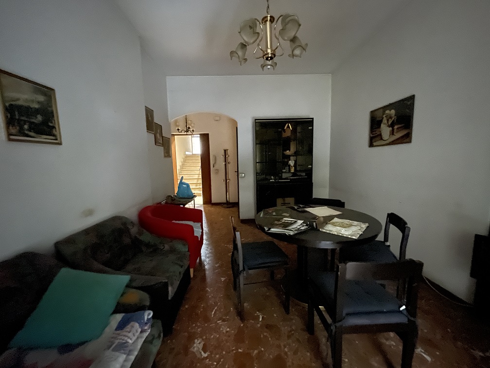 APPARTAMENTO INT.20 DI  4,5 VANI CON ASCENSORE + BALCONE. Dati catastali [N.C.E.U.]: cat.A/2, fg. 457, part. 1506, sub. 6. Sup cat. 68. Piena proprietà lotto libero.