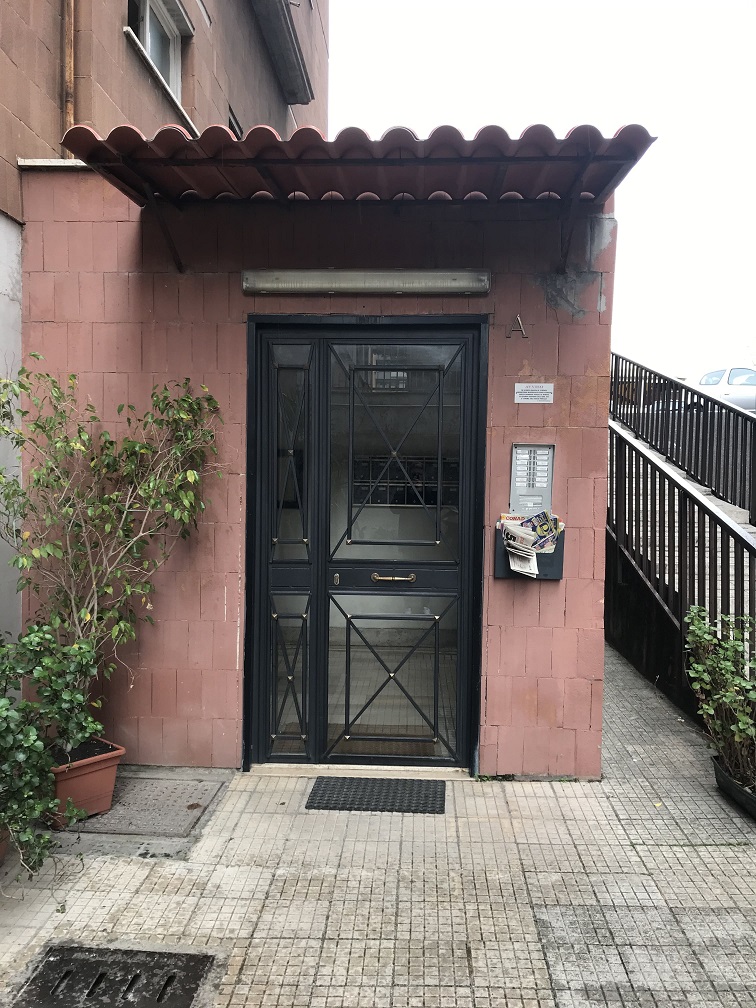 APPARTAMENTO INT.4 DI 8,5 VANI CON ASCENSORE + BALCONI. Dati catastali [N.C.E.U.]: cat.A/3, fg. 853, part. 371, sub. 5. Sup cat. 147. Piena proprietà lotto libero.