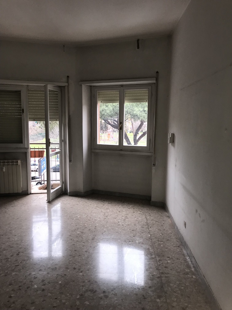 APPARTAMENTO INT.4 DI 8,5 VANI CON ASCENSORE + BALCONI. Dati catastali [N.C.E.U.]: cat.A/3, fg. 853, part. 371, sub. 5. Sup cat. 147. Piena proprietà lotto libero.