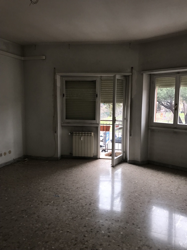 APPARTAMENTO INT.4 DI 8,5 VANI CON ASCENSORE + BALCONI. Dati catastali [N.C.E.U.]: cat.A/3, fg. 853, part. 371, sub. 5. Sup cat. 147. Piena proprietà lotto libero.