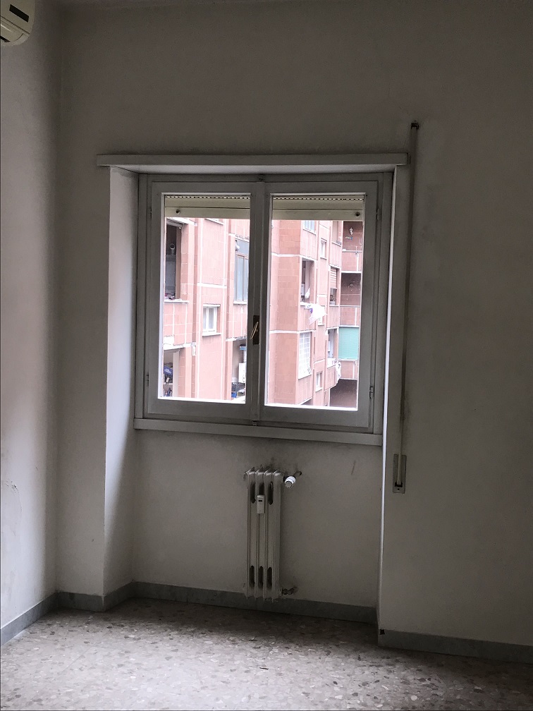 APPARTAMENTO INT.4 DI 8,5 VANI CON ASCENSORE + BALCONI. Dati catastali [N.C.E.U.]: cat.A/3, fg. 853, part. 371, sub. 5. Sup cat. 147. Piena proprietà lotto libero.