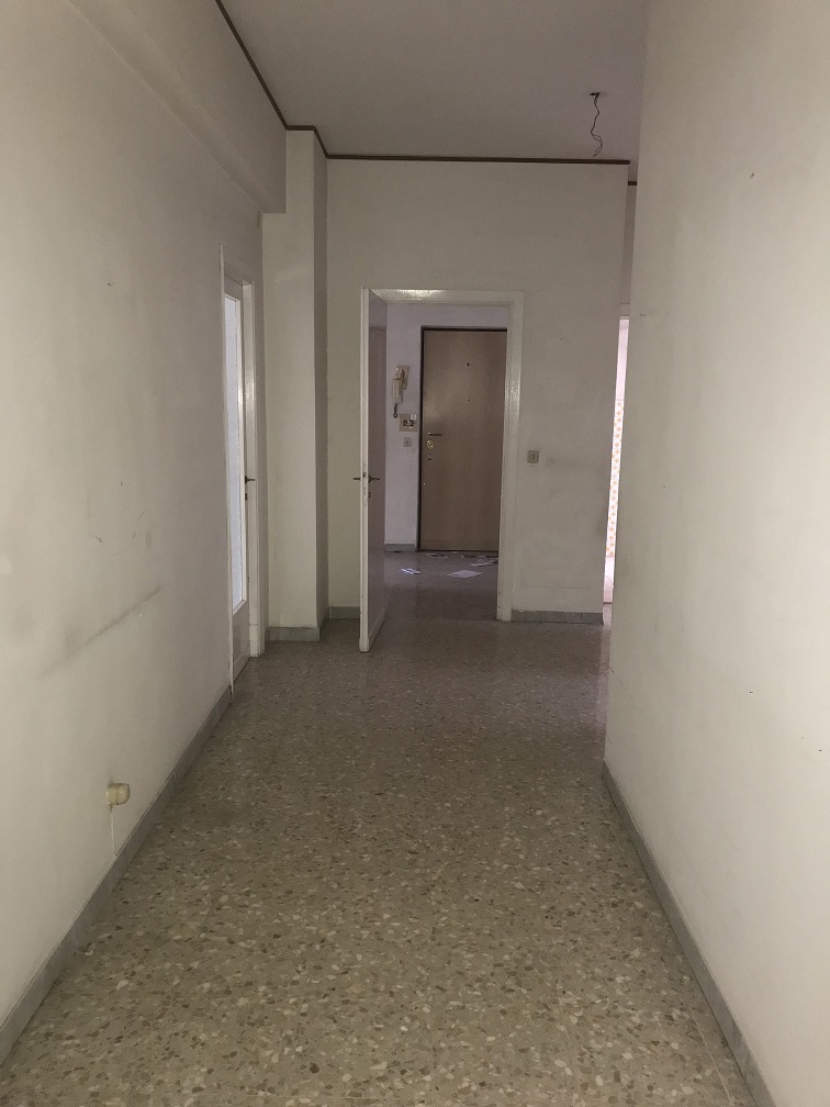 APPARTAMENTO INT.4 DI 8,5 VANI CON ASCENSORE + BALCONI. Dati catastali [N.C.E.U.]: cat.A/3, fg. 853, part. 371, sub. 5. Sup cat. 147. Piena proprietà lotto libero.