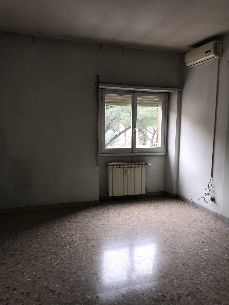 APPARTAMENTO INT.4 DI 8,5 VANI CON ASCENSORE + BALCONI. Dati catastali [N.C.E.U.]: cat.A/3, fg. 853, part. 371, sub. 5. Sup cat. 147. Piena proprietà lotto libero.