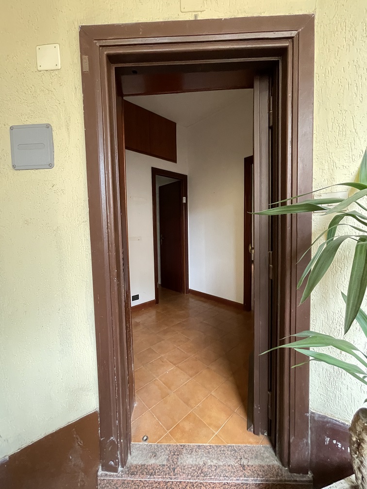 APPARTAMENTO INT.21 DI 3,5 VANI CON ASCENSORE. Dati catastali [N.C.E.U.]: cat.A/4, fg. 454, part. 32, sub. 101. Sup cat. 53. Piena proprietà lotto libero.