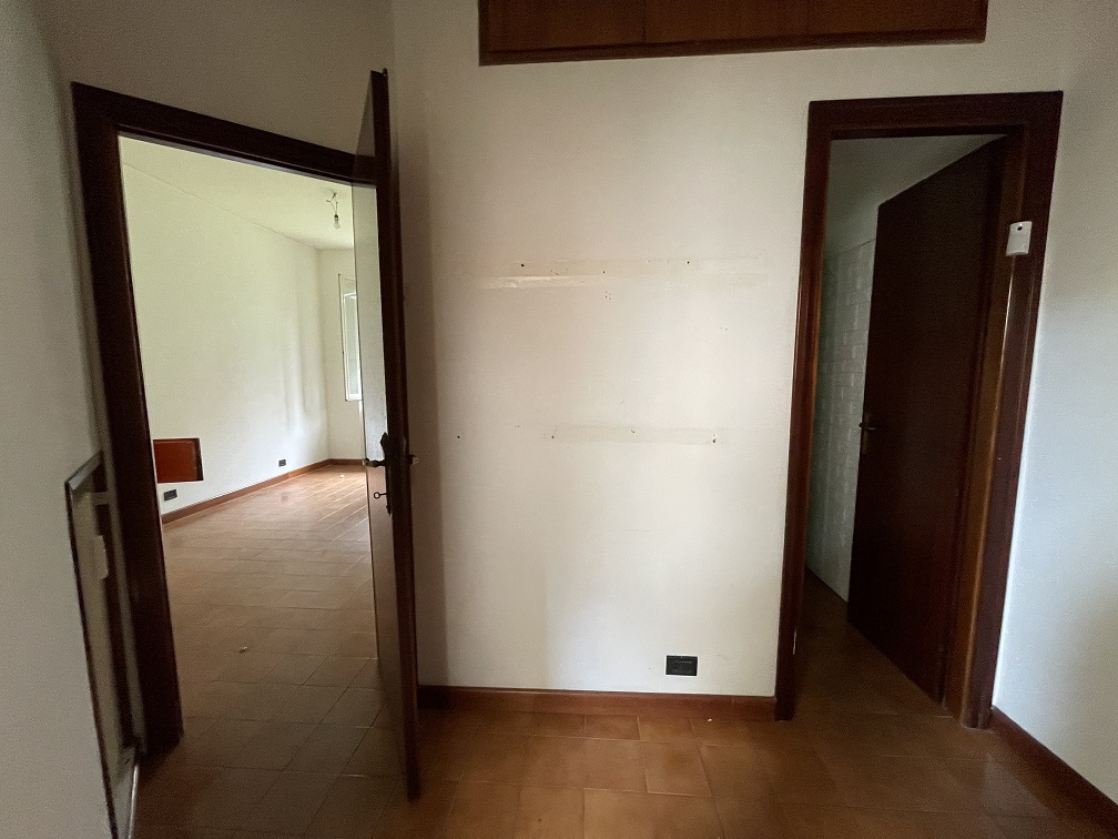 APPARTAMENTO INT.21 DI 3,5 VANI CON ASCENSORE. Dati catastali [N.C.E.U.]: cat.A/4, fg. 454, part. 32, sub. 101. Sup cat. 53. Piena proprietà lotto libero.