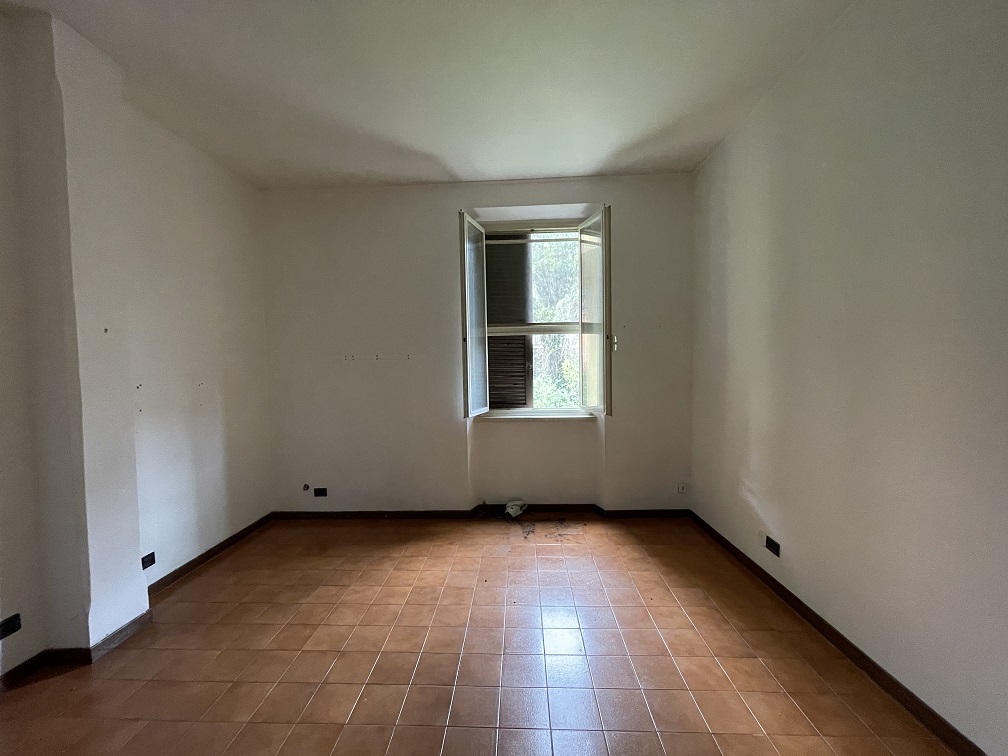 APPARTAMENTO INT.21 DI 3,5 VANI CON ASCENSORE. Dati catastali [N.C.E.U.]: cat.A/4, fg. 454, part. 32, sub. 101. Sup cat. 53. Piena proprietà lotto libero.