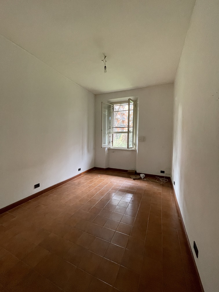 APPARTAMENTO INT.21 DI 3,5 VANI CON ASCENSORE. Dati catastali [N.C.E.U.]: cat.A/4, fg. 454, part. 32, sub. 101. Sup cat. 53. Piena proprietà lotto libero.