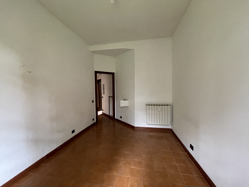 APPARTAMENTO INT.21 DI 3,5 VANI CON ASCENSORE. Dati catastali [N.C.E.U.]: cat.A/4, fg. 454, part. 32, sub. 101. Sup cat. 53. Piena proprietà lotto libero.