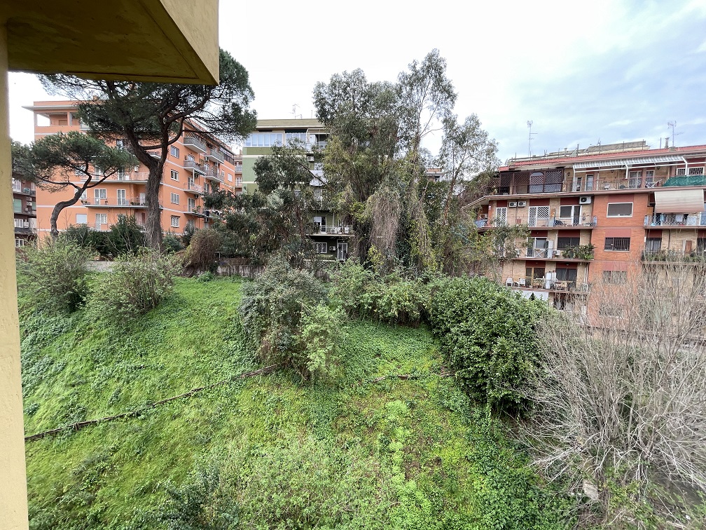 APPARTAMENTO INT.21 DI 3,5 VANI CON ASCENSORE. Dati catastali [N.C.E.U.]: cat.A/4, fg. 454, part. 32, sub. 101. Sup cat. 53. Piena proprietà lotto libero.