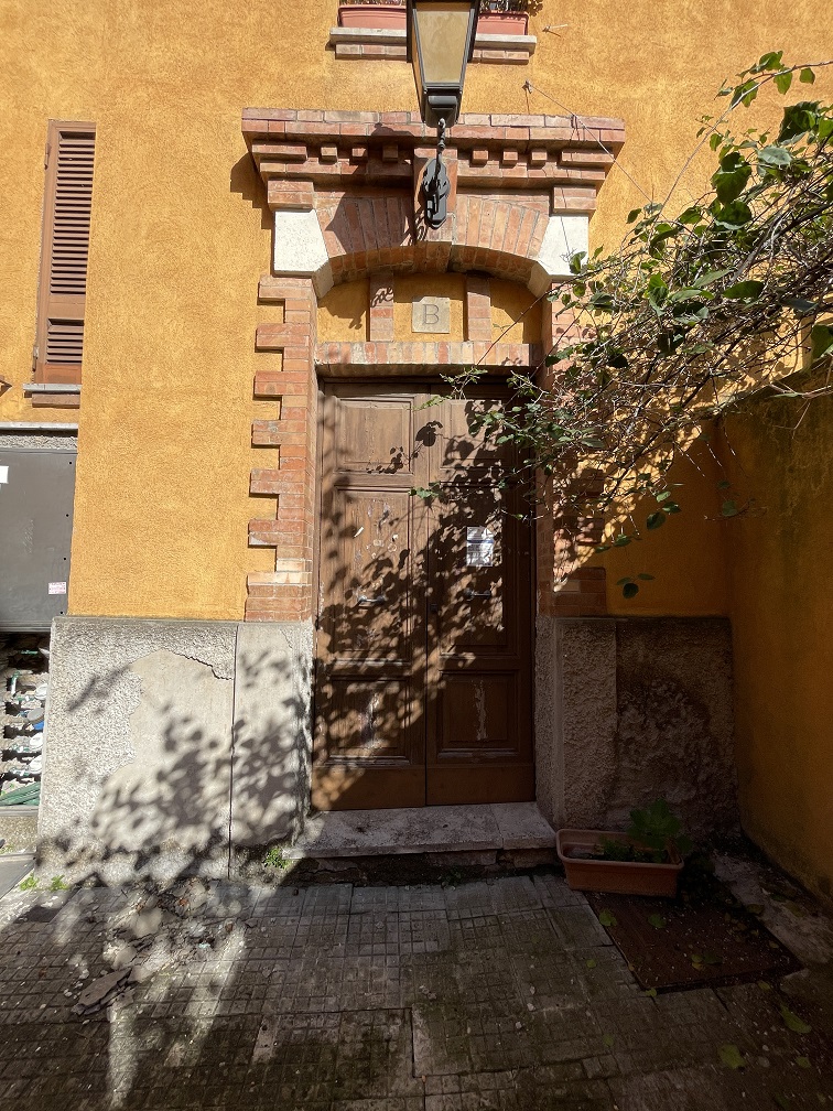 APPARTAMENTO INT.6 DI 2,5 VANI SENZA ASCENSORE. Dati catastali [N.C.E.U.]: cat.A/2, fg. 519, part. 240, sub. 15. Sup cat. 37. Piena proprietà lotto libero.