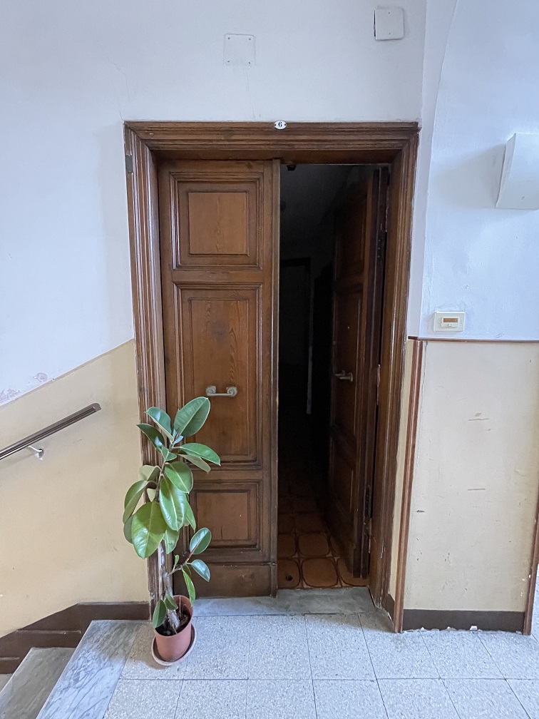 APPARTAMENTO INT.6 DI 2,5 VANI SENZA ASCENSORE. Dati catastali [N.C.E.U.]: cat.A/2, fg. 519, part. 240, sub. 15. Sup cat. 37. Piena proprietà lotto libero.