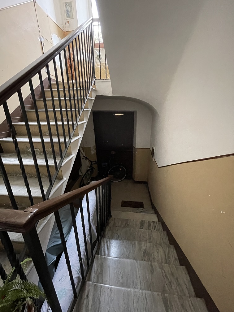 APPARTAMENTO INT.6 DI 2,5 VANI SENZA ASCENSORE. Dati catastali [N.C.E.U.]: cat.A/2, fg. 519, part. 240, sub. 15. Sup cat. 37. Piena proprietà lotto libero.