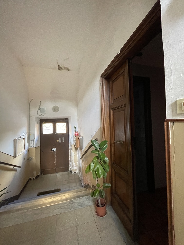 APPARTAMENTO INT.6 DI 2,5 VANI SENZA ASCENSORE. Dati catastali [N.C.E.U.]: cat.A/2, fg. 519, part. 240, sub. 15. Sup cat. 37. Piena proprietà lotto libero.