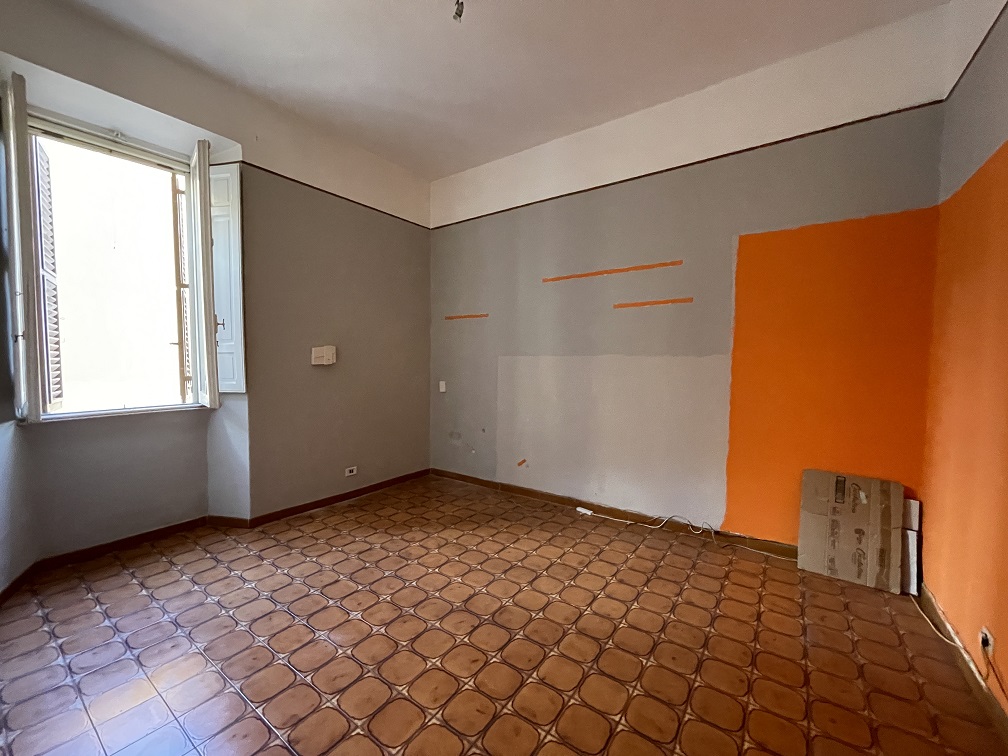 APPARTAMENTO INT.6 DI 2,5 VANI SENZA ASCENSORE. Dati catastali [N.C.E.U.]: cat.A/2, fg. 519, part. 240, sub. 15. Sup cat. 37. Piena proprietà lotto libero.