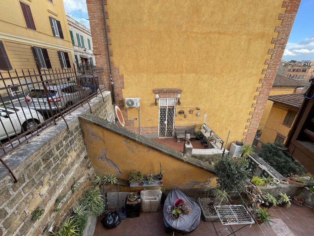 APPARTAMENTO INT.6 DI 2,5 VANI SENZA ASCENSORE. Dati catastali [N.C.E.U.]: cat.A/2, fg. 519, part. 240, sub. 15. Sup cat. 37. Piena proprietà lotto libero.