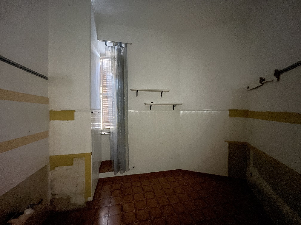 APPARTAMENTO INT.6 DI 2,5 VANI SENZA ASCENSORE. Dati catastali [N.C.E.U.]: cat.A/2, fg. 519, part. 240, sub. 15. Sup cat. 37. Piena proprietà lotto libero.