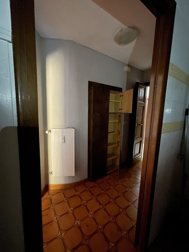 APPARTAMENTO INT.6 DI 2,5 VANI SENZA ASCENSORE. Dati catastali [N.C.E.U.]: cat.A/2, fg. 519, part. 240, sub. 15. Sup cat. 37. Piena proprietà lotto libero.