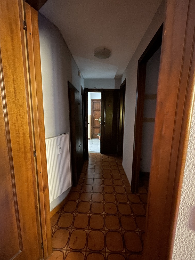 APPARTAMENTO INT.6 DI 2,5 VANI SENZA ASCENSORE. Dati catastali [N.C.E.U.]: cat.A/2, fg. 519, part. 240, sub. 15. Sup cat. 37. Piena proprietà lotto libero.