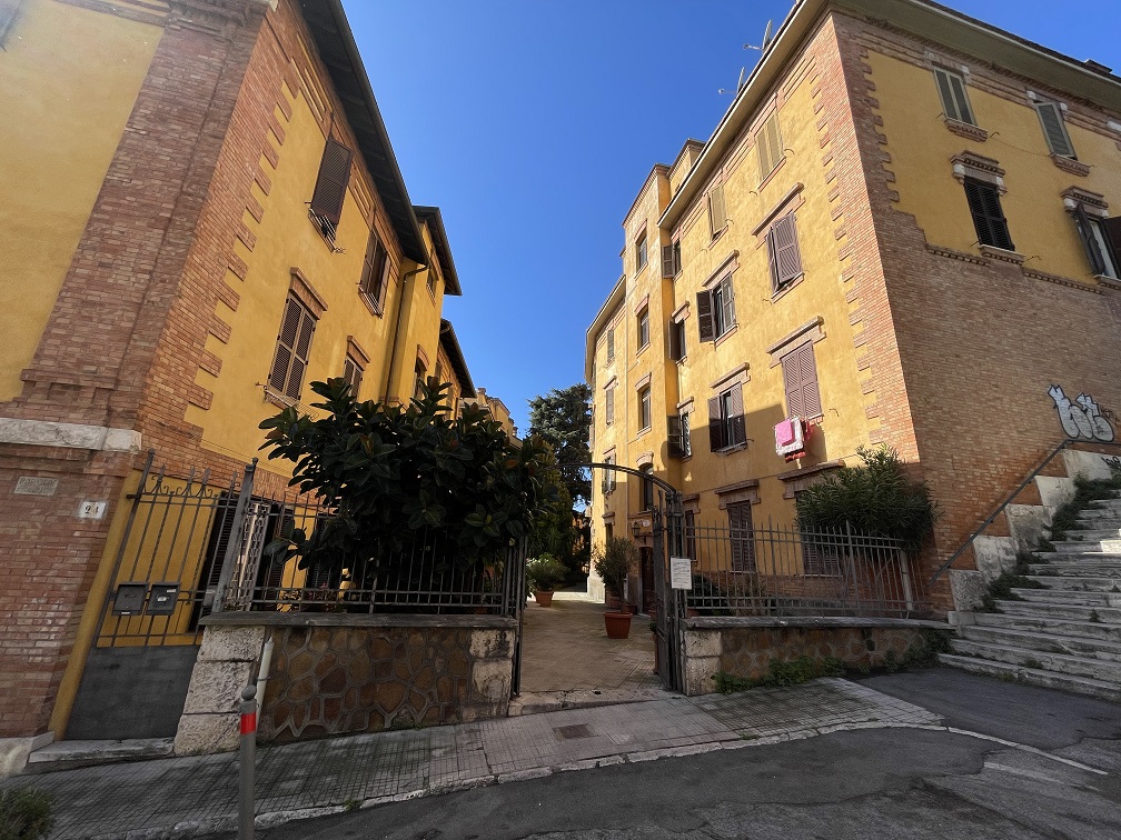 APPARTAMENTO INT.1 DI 3,5 VANI SENZA ASCENSORE. Dati catastali [N.C.E.U.]: cat.A/2, fg. 519, part. 252, sub. 1. Sup cat. 65. Piena proprietà lotto libero.