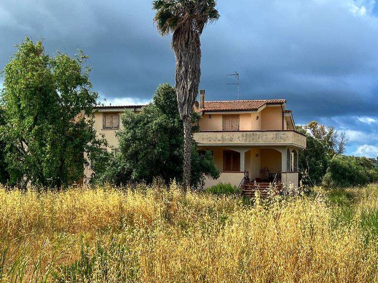 Proprietà per 1/1 a destinazione residenziale individuata al Catasto Fabbricati del Comune di Ladispoli al foglio 74, part. 1196, sub 1-4 cat. A/7, classe 3, vani 9,5, rendita € 1520,97. L'unità si sviluppa ai piani seminterrato, terra e sottotetto. . Identificativi [N.C.E.U.]  foglio 74, part. 1196, sub 1-4 cat. A/7, classe 3, vani 9,5, rendita € 1520,97. Sup. 222 mq. Immobile libero, piena proprietà