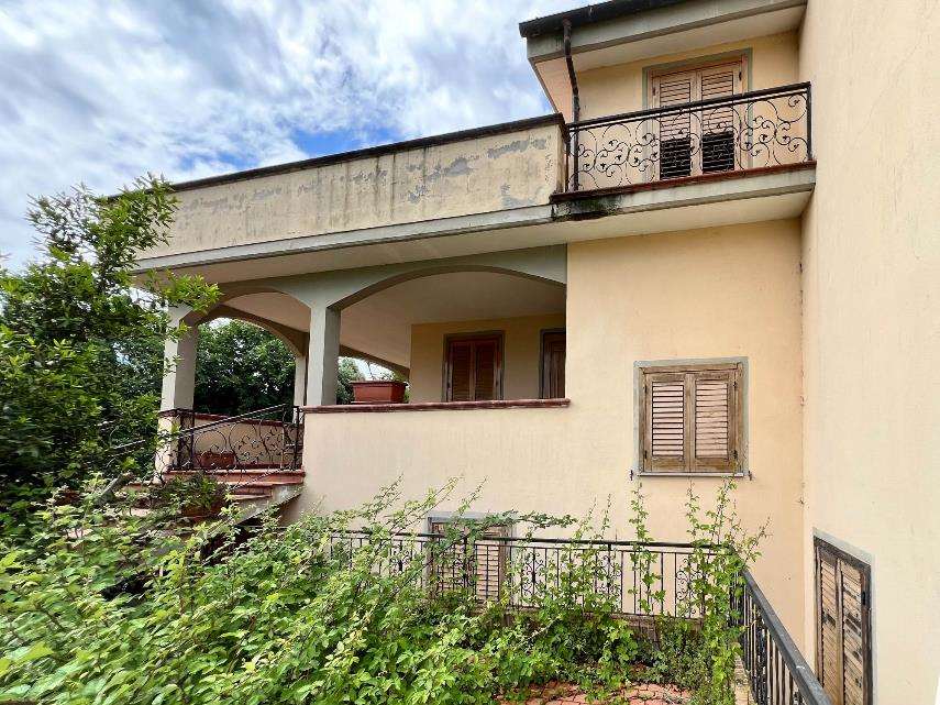 Proprietà per 1/1 a destinazione residenziale individuata al Catasto Fabbricati del Comune di Ladispoli al foglio 74, part. 1196, sub 1-4 cat. A/7, classe 3, vani 9,5, rendita € 1520,97. L'unità si sviluppa ai piani seminterrato, terra e sottotetto. . Identificativi [N.C.E.U.]  foglio 74, part. 1196, sub 1-4 cat. A/7, classe 3, vani 9,5, rendita € 1520,97. Sup. 222 mq. Immobile libero, piena proprietà