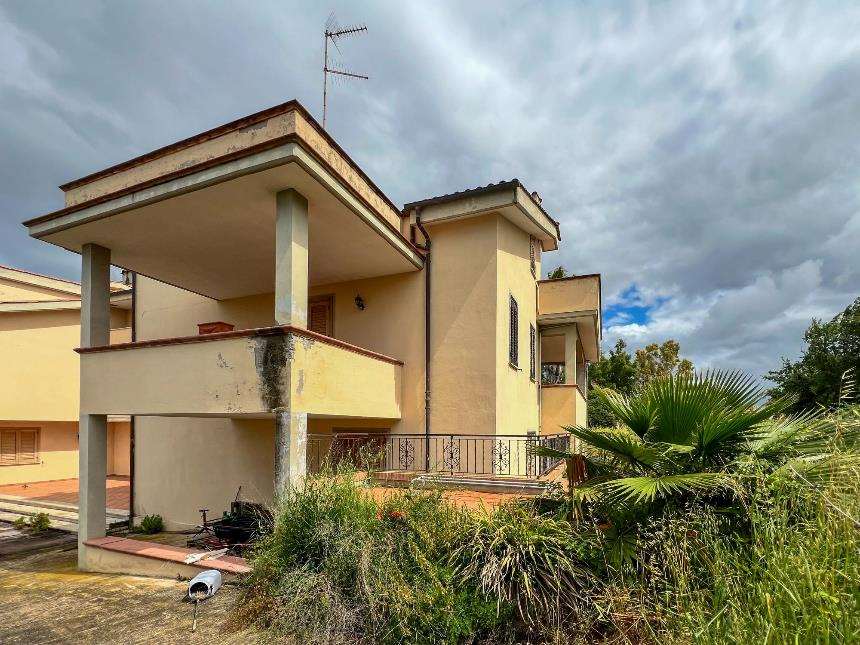 Proprietà per 1/1 a destinazione residenziale individuata al Catasto Fabbricati del Comune di Ladispoli al foglio 74, part. 1196, sub 1-4 cat. A/7, classe 3, vani 9,5, rendita € 1520,97. L'unità si sviluppa ai piani seminterrato, terra e sottotetto. . Identificativi [N.C.E.U.]  foglio 74, part. 1196, sub 1-4 cat. A/7, classe 3, vani 9,5, rendita € 1520,97. Sup. 222 mq. Immobile libero, piena proprietà
