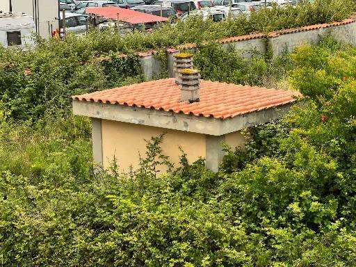 Proprietà per 1/1 a destinazione residenziale individuata al Catasto Fabbricati del Comune di Ladispoli al foglio 74, part. 1196, sub 1-4 cat. A/7, classe 3, vani 9,5, rendita € 1520,97. L'unità si sviluppa ai piani seminterrato, terra e sottotetto. . Identificativi [N.C.E.U.]  foglio 74, part. 1196, sub 1-4 cat. A/7, classe 3, vani 9,5, rendita € 1520,97. Sup. 222 mq. Immobile libero, piena proprietà