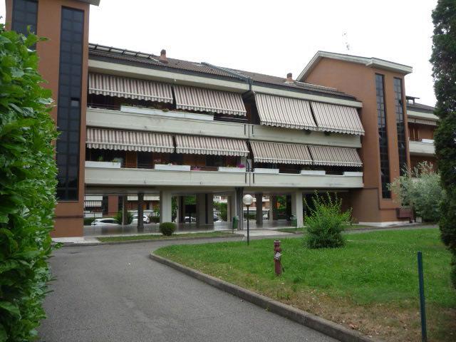 Appartamento al piano terzo (sottotetto) composto da locale open-space soggiorno-cucina, ripostiglio, due camere, un bagno. L'appartamento dispone di doppio affaccio e due balconi. Cantina al piano seminterrato. Posto auto coperto scala D piano S1 int. 65. Pianta rettangolare h. 250, facilità di accesso normale, fruibilità completa. Pavimenti in battuto di cemento.. Id. Cat. [N.C.E.U.] Unità Residenziale cat. A/2 foglio 22 part. 220 sub 42, Unità Secondaria cat. C/6 foglio 22 part. 220 sub 761. 14. Sup. mq catastali 87, mq catastali 13. Libero. Piena Proprietà.