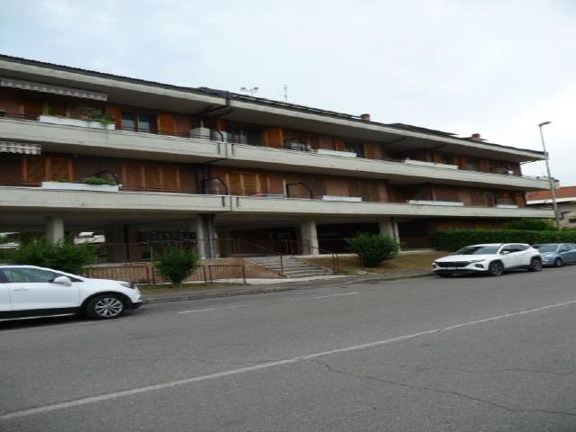 Appartamento al piano terzo (sottotetto) composto da locale open-space soggiorno-cucina, ripostiglio, due camere, un bagno. L'appartamento dispone di doppio affaccio e due balconi. Cantina al piano seminterrato. Posto auto coperto scala D piano S1 int. 65. Pianta rettangolare h. 250, facilità di accesso normale, fruibilità completa. Pavimenti in battuto di cemento.. Id. Cat. [N.C.E.U.] Unità Residenziale cat. A/2 foglio 22 part. 220 sub 42, Unità Secondaria cat. C/6 foglio 22 part. 220 sub 761. 14. Sup. mq catastali 87, mq catastali 13. Libero. Piena Proprietà.